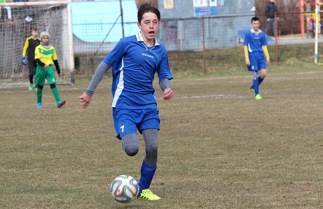 字母哥仅打3分钟伤退！雄鹿多点开花完成18分逆转捍卫主场